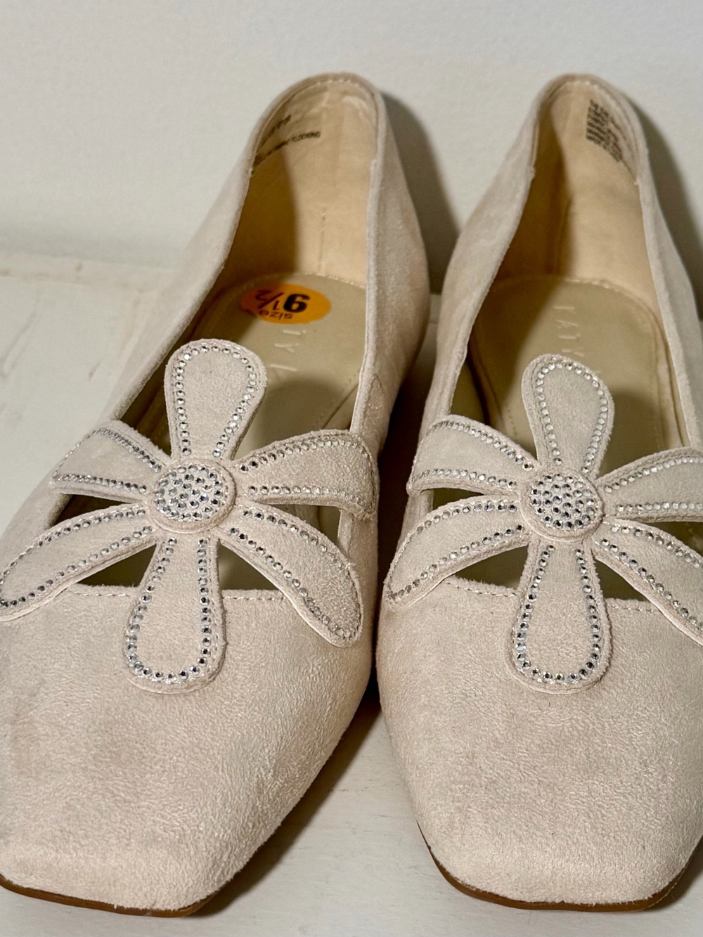 Katy Perry The Evie Daisy Flats in Brushed Off-White. NWOB. Sz. 9.5